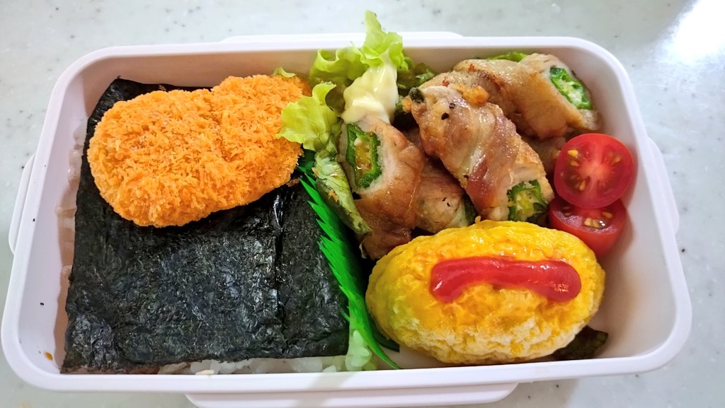 54hiro2's tweet photo. 今日の👧弁当
海苔弁おかかを醤油でまぶしてのご飯
子供の時の味😊
アスパラ巻き
＃お弁当
＃お父さん弁当
#お弁当記録 https://t.co/A5rmWlIuhp