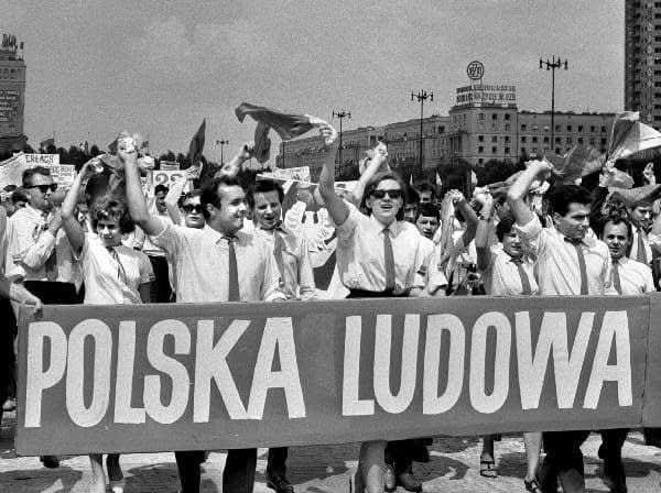 SiewcyPrawdy's tweet photo. POLACY, OBUDŹCIE SIĘ! 

To, co zaraz przeczytasz, nie mieści się w głowie…

…a jednak jest prawdą.

Dzisiaj Polska nie ma ANI JEDNEGO dużego, polskiego zakładu przemysłowego, którego marka byłaby rozpoznawalna w Europie.  
Ani jednego.  
ZERO.

A teraz trzymaj się mocno.

W latach 70., w dekadzie Gierka, wybudowano…

557 NOWYCH PRZEDSIĘBIORSTW!
Tak. Pięćset pięćdziesiąt siedem.  
Nie „zmodernizowano”.  
Nie „sprywatyzowano”.  
ZBUDOWANO OD ZERA.

I to nie były kioski z hot-dogami.  
To była prawdziwa, ciężka, narodowa gospodarka:

- 71 fabryk domów  
- 18 zakładów mięsnych  
- 16 fabryk odzieżowych  
- 14 chłodni  
- 10 zakładów elektronicznych  
- 10 fabryk mebli  
- 9 hut żelaza i metali  
- 9 elektrociepłowni  
- 7 elektrowni  
- 7 fabryk samochodów i części  
- 5 cementowni  
- 5 kopalni węgla kamiennego

Łącznie: 1618 zakładów pracy.  
Tak wyglądała Polska, która budowała — a nie Polska, która „sprzedaje, likwiduje, prywatyzuje”.

A teraz energetyka — tu dopiero zaczyna się prawdziwy szok.

W latach 70. zbudowano prawie całą polską energetykę, którą do dziś…  
ciągle używamy.

Tak, dobrze czytasz — połowa prądu w Polsce pochodzi z elektrowni zbudowanych 40–50 lat temu:

- Bełchatów – 4400 MW  
- Kozienice – 2600 MW  
- Jaworzno III – 1200 MW  
- Dolna Odra – 1800 MW  
- Rybnik – 1800 MW  
- Połaniec – pierwszy blok  
- Żarnowiec – 700 MW (wodna)  
- Włocławek – 160 MW (wodna)

To były inwestycje, które zbudowały fundamenty państwa.

A teraz pytanie, które pali jak ogień:

Co zbudowano przez ostatnie 30 lat?

Jedną elektrownię.  
Jedną.  
(4400 MW)

Reszta?  
Wymaga modernizacji za…  

100 MILIARDÓW EURO.

A linie przesyłowe?  
Te z lat 70.?  
One też wymagają wymiany.  
Koszt?  

Kolejne 100 MILIARDÓW EURO.

I teraz najważniejsze:

Jak to możliwe, że kraj, który kiedyś budował setki zakładów, fabryk, elektrowni, hut, kopalń…  
Dzisiaj nie ma ani jednego dużego, polskiego przedsiębiorstwa przemysłowego o europejskiej marce?

Jak to możliwe, że przez 30 lat nie zbudowano NIC porównywalnego z tym, co powstało w jednej dekadzie?

Jak to możliwe, że fundamenty państwa stoją na konstrukcjach sprzed pół wieku?

Polska kiedyś budowała. Dzisiaj tylko liczy straty.
I to jest pytanie, którego nikt nie chce zadać — bo odpowiedź jest zbyt niewygodna.