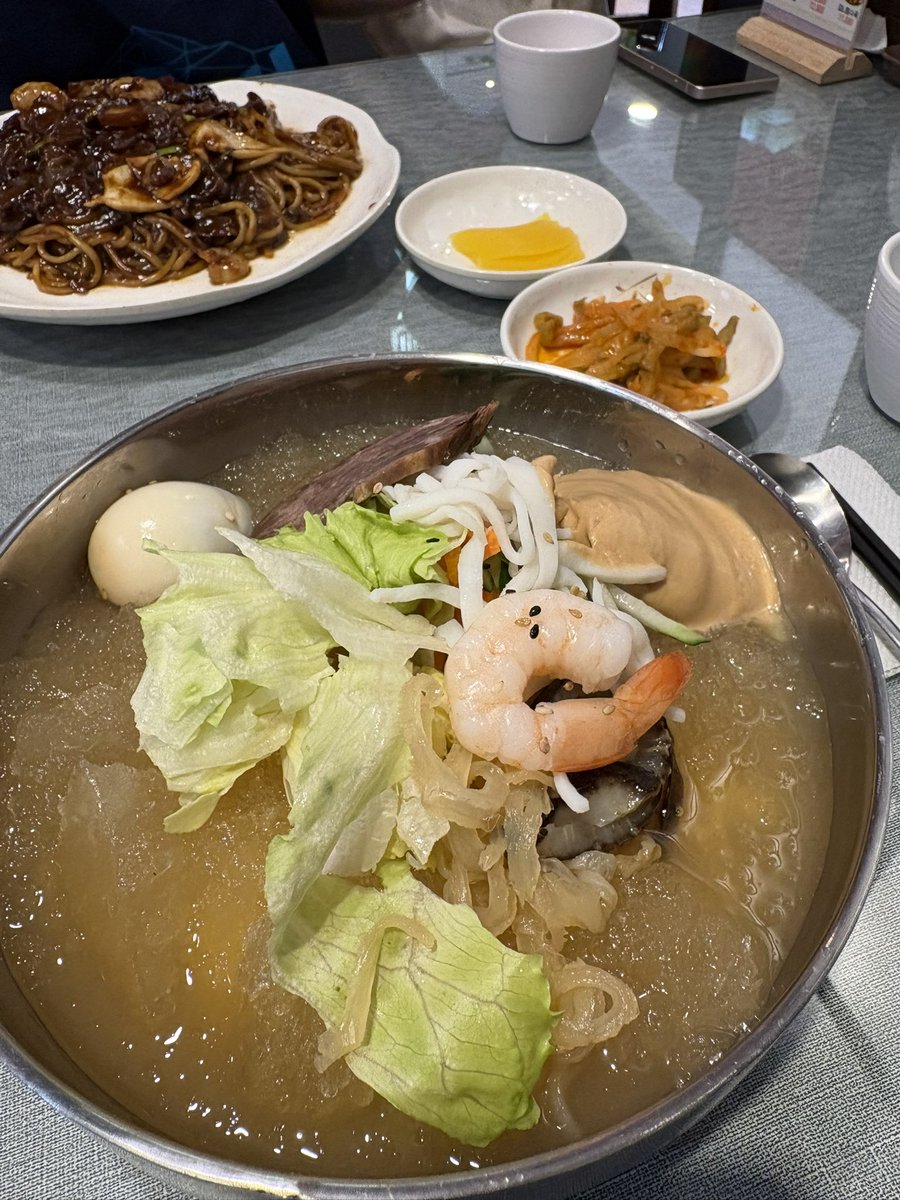agic__'s tweet photo. 능소화 구경하고 중국냉면을 먹는 삶 나쁘지 않다 https://t.co/vaVIYIiyBA