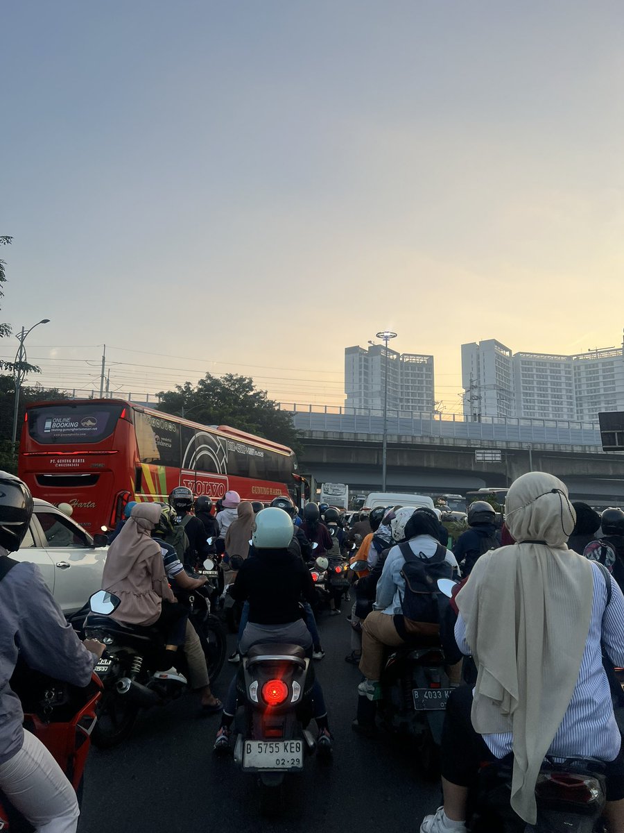 skrumpsky's tweet photo. macet tol timur tumben gagerak ternyata didepan ada truck mogok 🙂 https://t.co/FJY65pYC9E