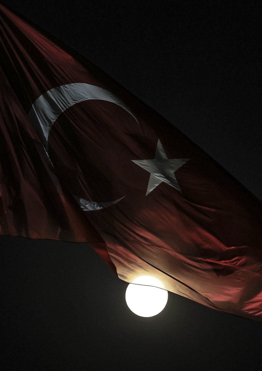 gulhatunmedyaI's tweet photo. Dolunay ile Türk bayrağının buluşması

📍 Ankara https://t.co/0oGi9hWWsp