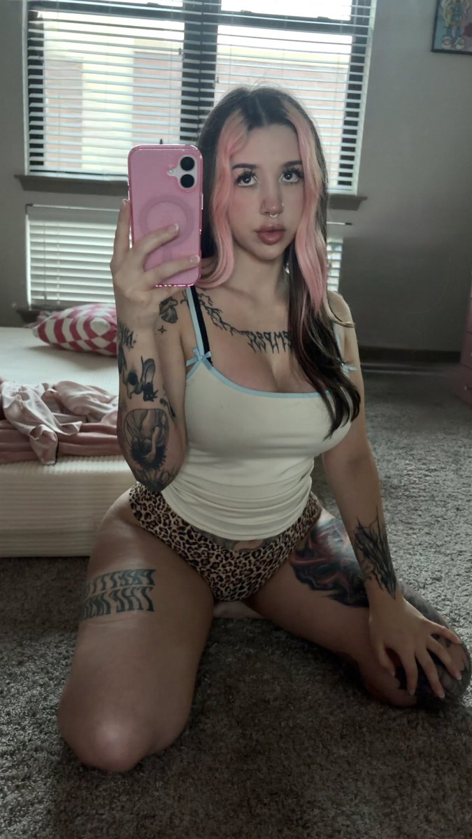 braindead4daisy's tweet photo. Who’s getting crushed by my thighs first? :3 https://t.co/n8LmJOg4d1
