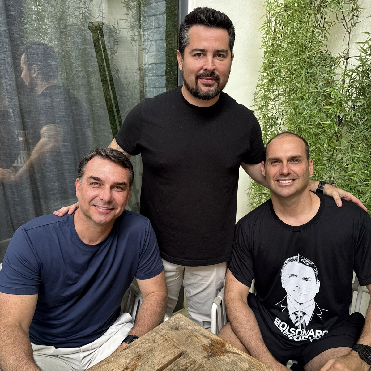 Gustavramski_'s tweet photo. Postando aqui antes q o Flávio Bolsonaro diga q nunca conversou com o neto do ditador 🧐 https://t.co/5gvbxVoILH
