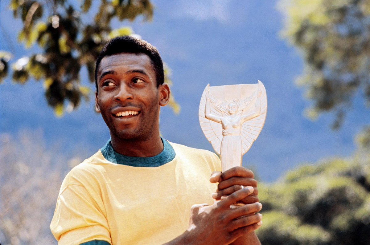 ActuFoot_'s tweet photo. 🚨🚨 MICHAEL OLISE 🇫🇷 N’EST PLUS QU’À 1 PASSE DÉCISIVE D’ÉGALER LE RECORD DE PELÉ 🇧🇷 EN UNE COUPE DU MONDE !!!! 🎯🌍

Le Roi Pelé 🇧🇷 avait délivré 6 passes décisives lors de la Coupe du Monde 1970.

Michael Olise 🇫🇷 en est à 5. https://t.co/Ix20Y9quh8