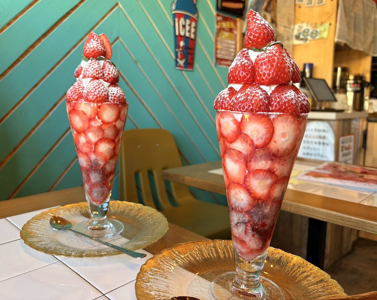 hideking1228's tweet photo. 埼玉県熊谷市
cafe BAMBI
あまりんたっぷりいちごパフェ

#パフェ #parfait
#いちごパフェ
#苺 #スイーツ https://t.co/TvXedTcAOv