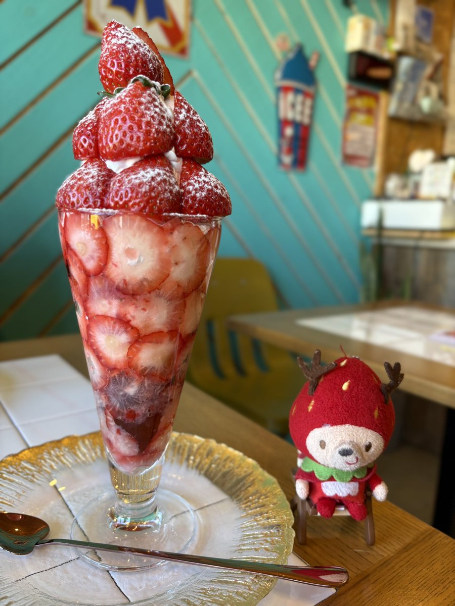 hideking1228's tweet photo. 埼玉県熊谷市
cafe BAMBI
あまりんたっぷりいちごパフェ

#パフェ #parfait
#いちごパフェ
#苺 #スイーツ https://t.co/TvXedTcAOv