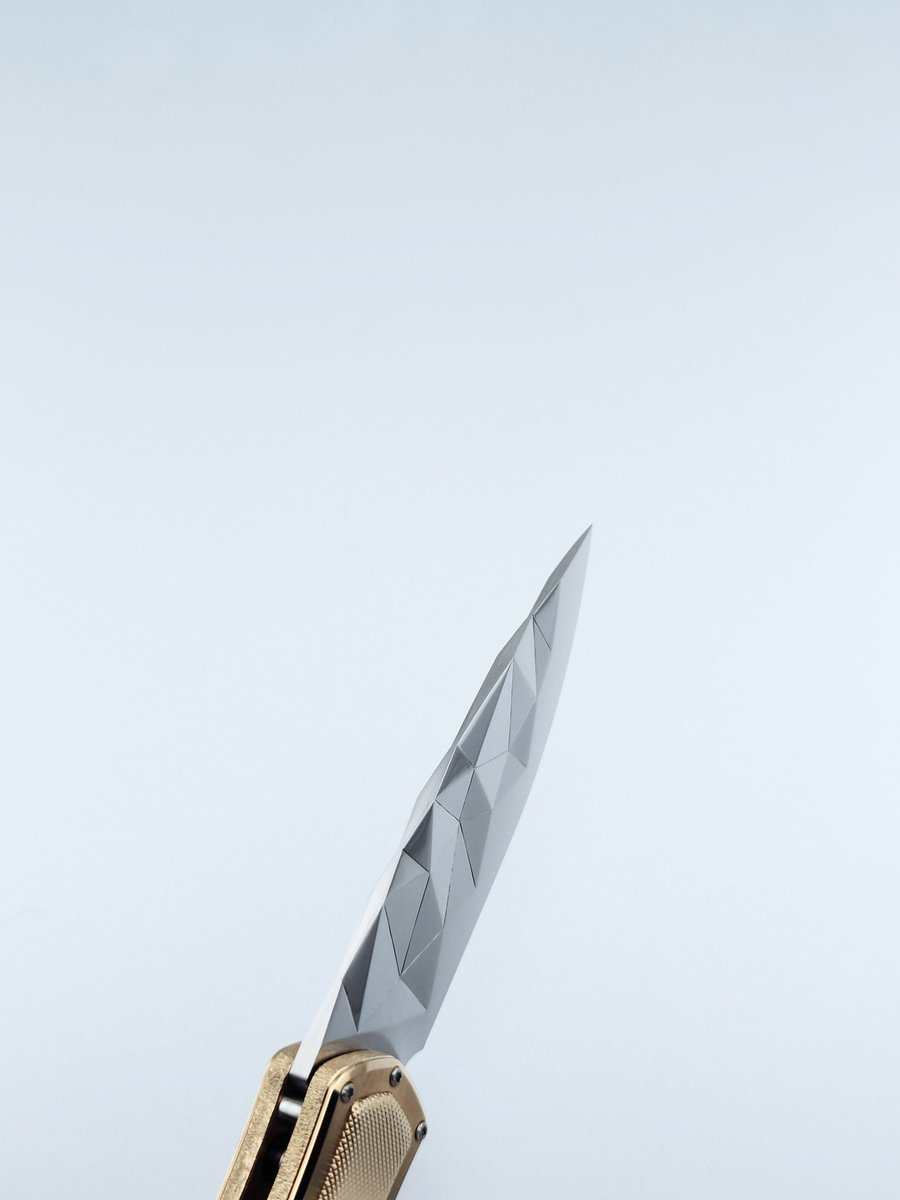 OKJ_knife's tweet photo. ナイフコンテストにエントリー完了しました。

近日中に公開されると思います。

今回はいつも以上に新しい事を取り入れました。
まだまだ技術や表現力が追い付いていない仕上がりですが、今後のナイフ作りの可能性が大きく広がった気がします。 https://t.co/7isbiWAryU