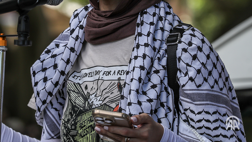 anadoluagency's tweet photo. 🇨🇦 Removal of Palestinian keffiyeh from graduate at Canadian high school ceremony slammed by Muslim advocacy group

📢 National Council of Canadian Muslims says incident reflects ‘anti-Palestinian racism’ and calls for accountability across Canadian institutions https://t.co/xf40UocD0s
