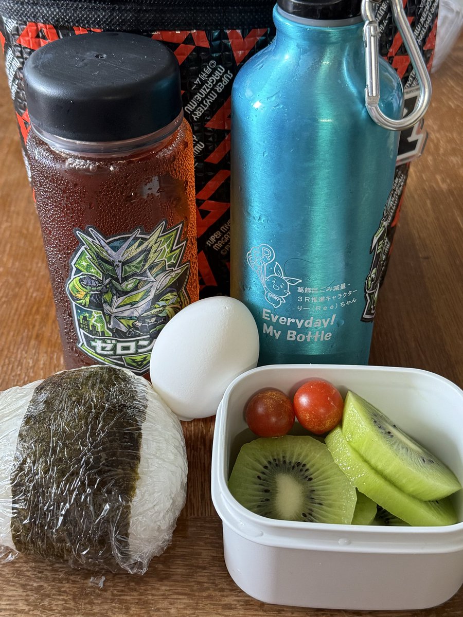 yotsugi0502's tweet photo. 今日のヒーロー弁当
ベランダ菜園で採れたミニトマト🍅を入れた

みんな緑色だから気がつかなかったけどあちこちできていた笑 https://t.co/j1DjIi9qCu