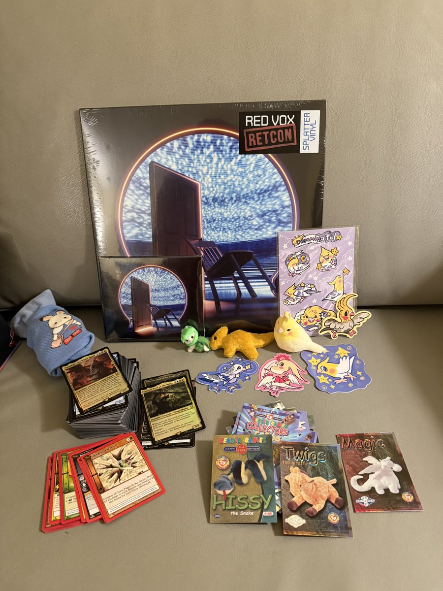 beccalvna's tweet photo. girl who travelled to pennsylvania for the red vox record+cd rather than paying shipping prices to the uk https://t.co/GTsJamuI29