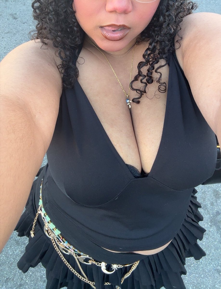 curls093's tweet photo. I have so many pretty picture but I never take picture to post so my face is always in them 😭. https://t.co/TnpDWJApyG
