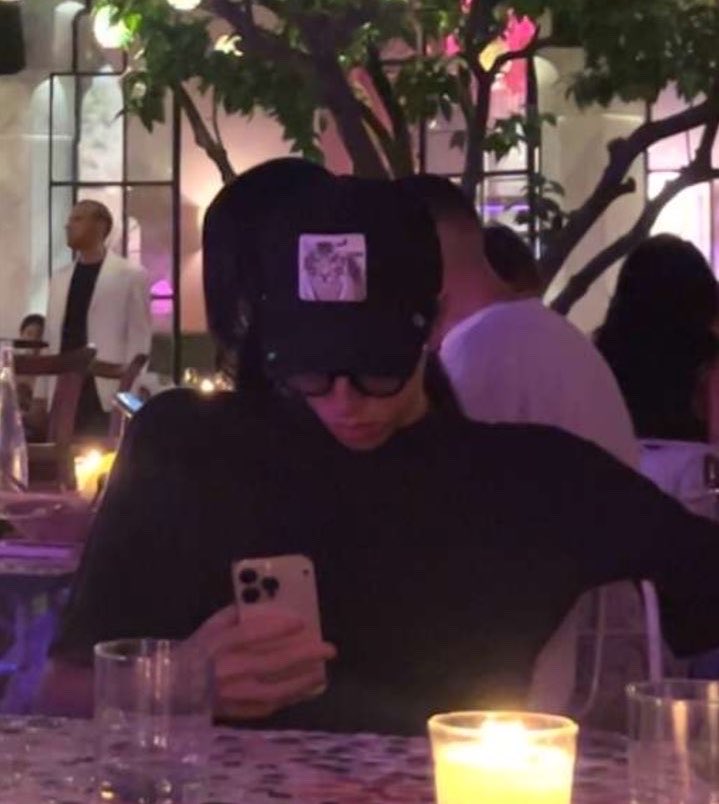 jeunepefra's tweet photo. Chemsdine Talbi qui tente de se poser au sky incognito https://t.co/EpZrE6SFBx