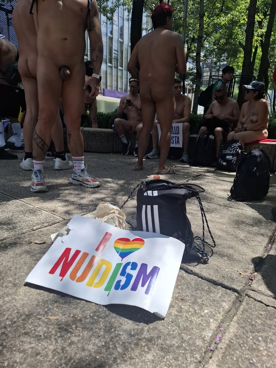 yourlittle_perv's tweet photo. Con algunos chicos nudistas en el PrideLGBT
Con @chamacoimpudico
#ilovenudism
#pridecdmx #marchalgbt #orgulloLGBT #nudistmx #nudistas #nudist #nudistmen #lgbt #marchaaldesnudo
#diaaldesnudo https://t.co/jvrN7Vwocl