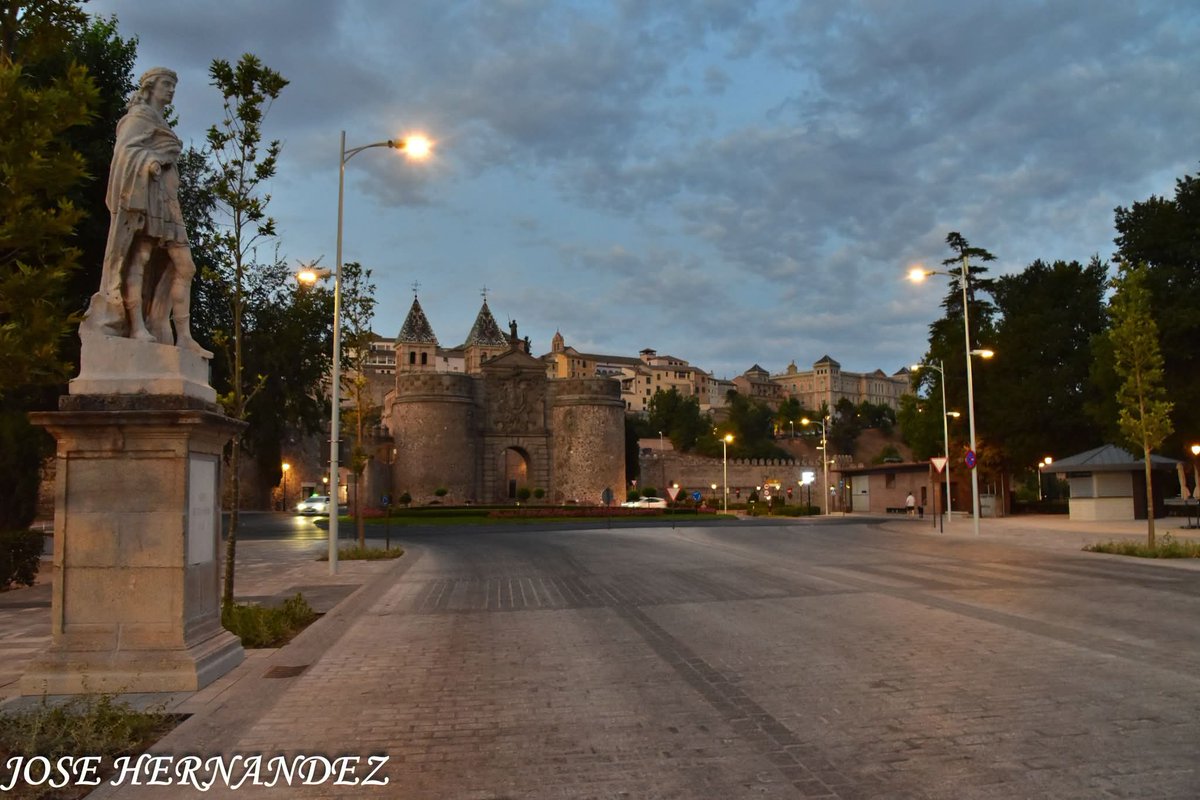 joseherfer2's tweet photo. Entrada Imperial a Toledo. Si queréis ver más fotos, os lo recomiendo y leer porque se llama así y el origen de estos Reyes pinchad en las letras azules y os saldrá solo:
https://t.co/kviKjIs8Q0
Feliz día. https://t.co/heqIn7gqXg