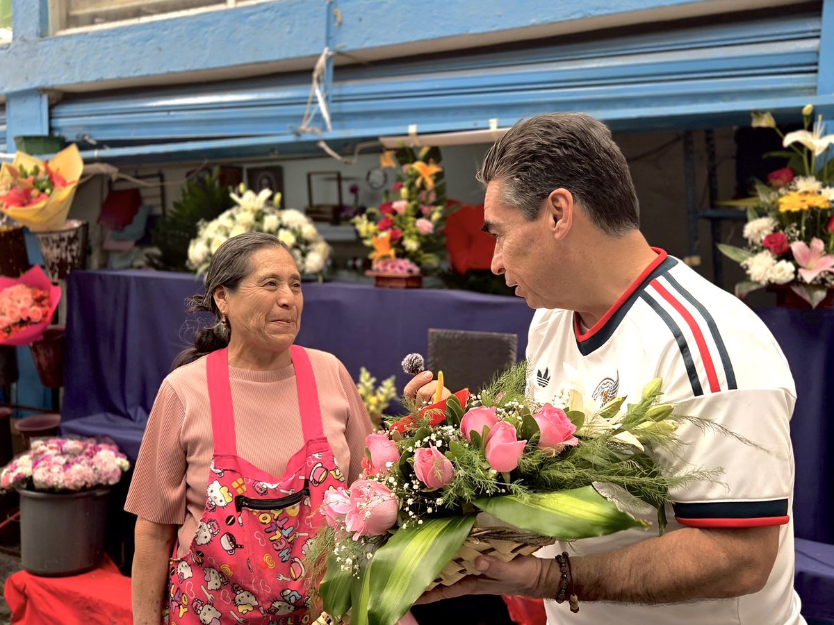 RMorenoValleB's tweet photo. Entre los pasillos del Mercado Independencia, aproveché para hacer la despensa y, sobre todo, para convivir con las y los comerciantes y visitantes que día a día dan vida a este espacio. 🛒🤝

Siempre es un gusto compartir un momento con la gente y seguir fortaleciendo la cercanía con nuestra comunidad. ❤️
Y como dato adicional, me volvieron a regalar flores. 🥹🙏🏻

#PorAmorAPuebla #MercadoIndependencia #ConsumeLocal