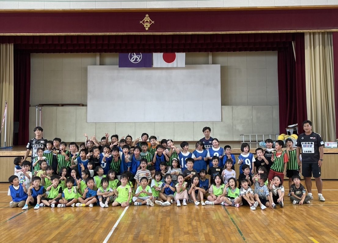 fckariya_staff's tweet photo. ◤ホームタウン活動◢#FC刈谷 #fckariya
6/30(火)大府市共和西放課後クラブに通う児童を対象にしたFCサッカー教室を行いました⚽️
当日は、約80名の子どもたちと #宗野裕斗 選手が一緒にサッカー教室を楽しく元気に取り組みました✨
▶️https://t.co/VFcIXeer9T https://t.co/9LXJdsviyc