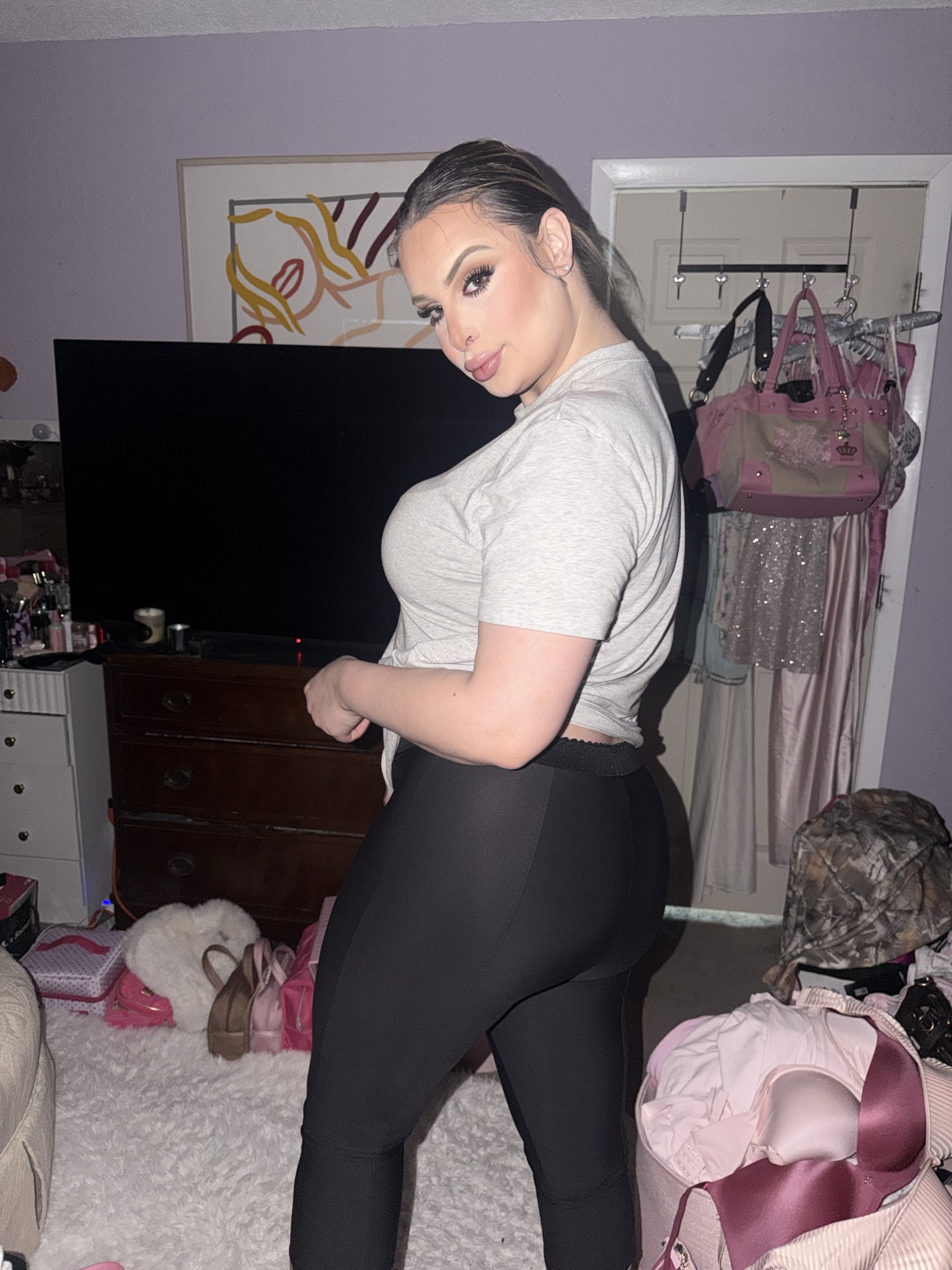 2 pic. Just cleaning up a little 💋🧹✨ https://t.co/iCBx6gRFj5