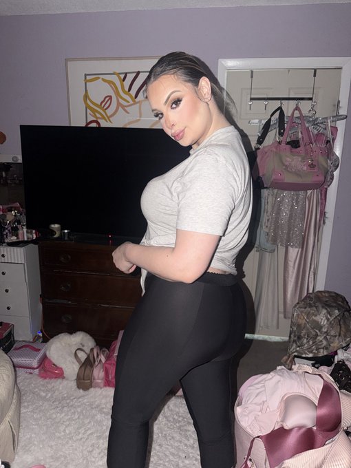 Ivory Mayhem - 2 pic. Just cleaning up a little 💋🧹✨ https://t.co/iCBx6gRFj5