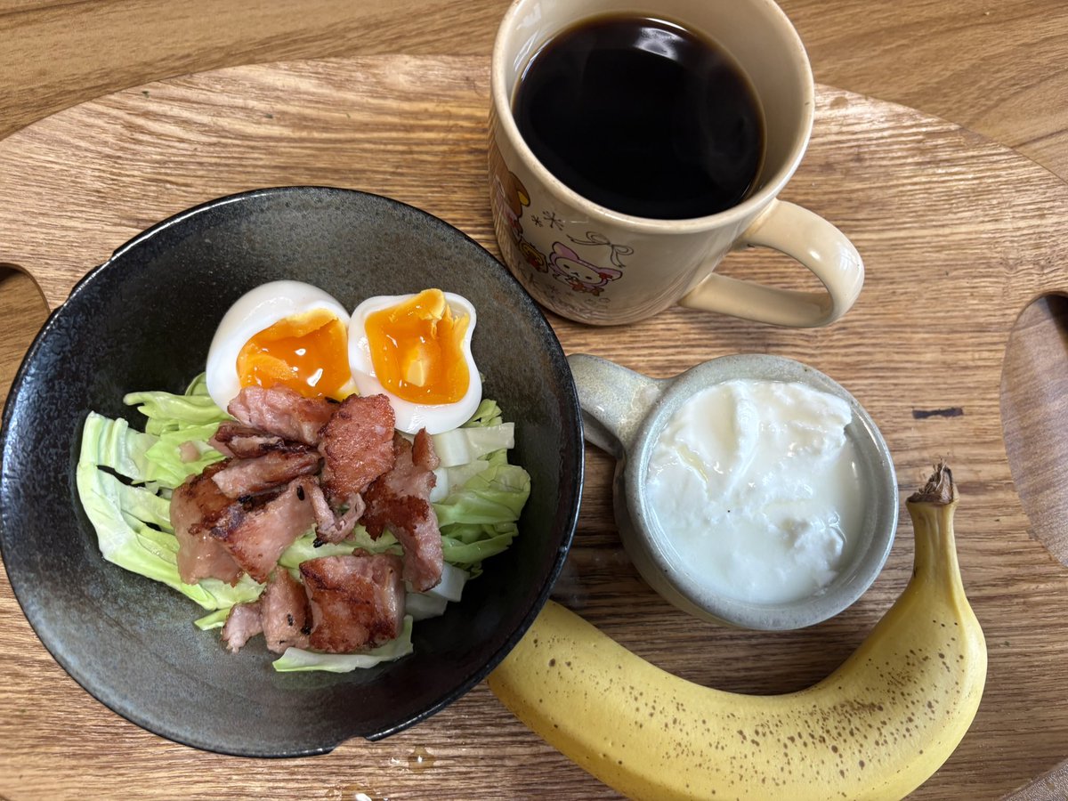 robamimim's tweet photo. おはようございます☁️

ゆで卵スパムサラダ、バナナヨーグルトコーヒー

急いで食べて行ってきます！ https://t.co/KfIXFvdw0Z