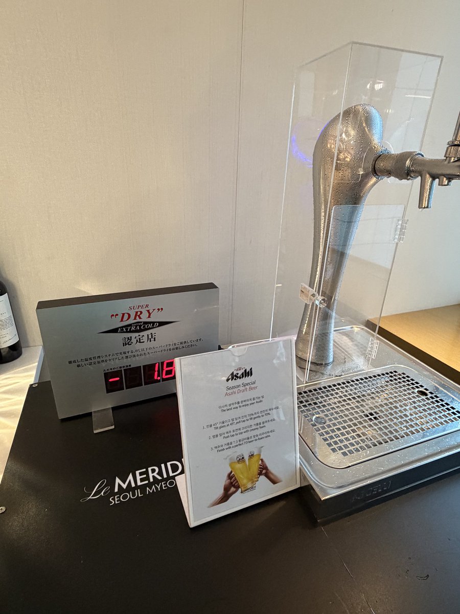MomoAmbassador's tweet photo. Le Meridien ソウル明洞のクラブラウンジカクテルタイムです。
17時30分から開催されます。
ビールは缶ビールなども冷蔵庫に入っていますが、アサヒスーパードライのエクストラコールドビールサーバーがあります
個人的には、韓国のビールは少し薄味で物足りないので、うれしかったです☺️
お料理は夕飯になる程度のものが用意されていますが、韓国料理はほとんどありませんでした。