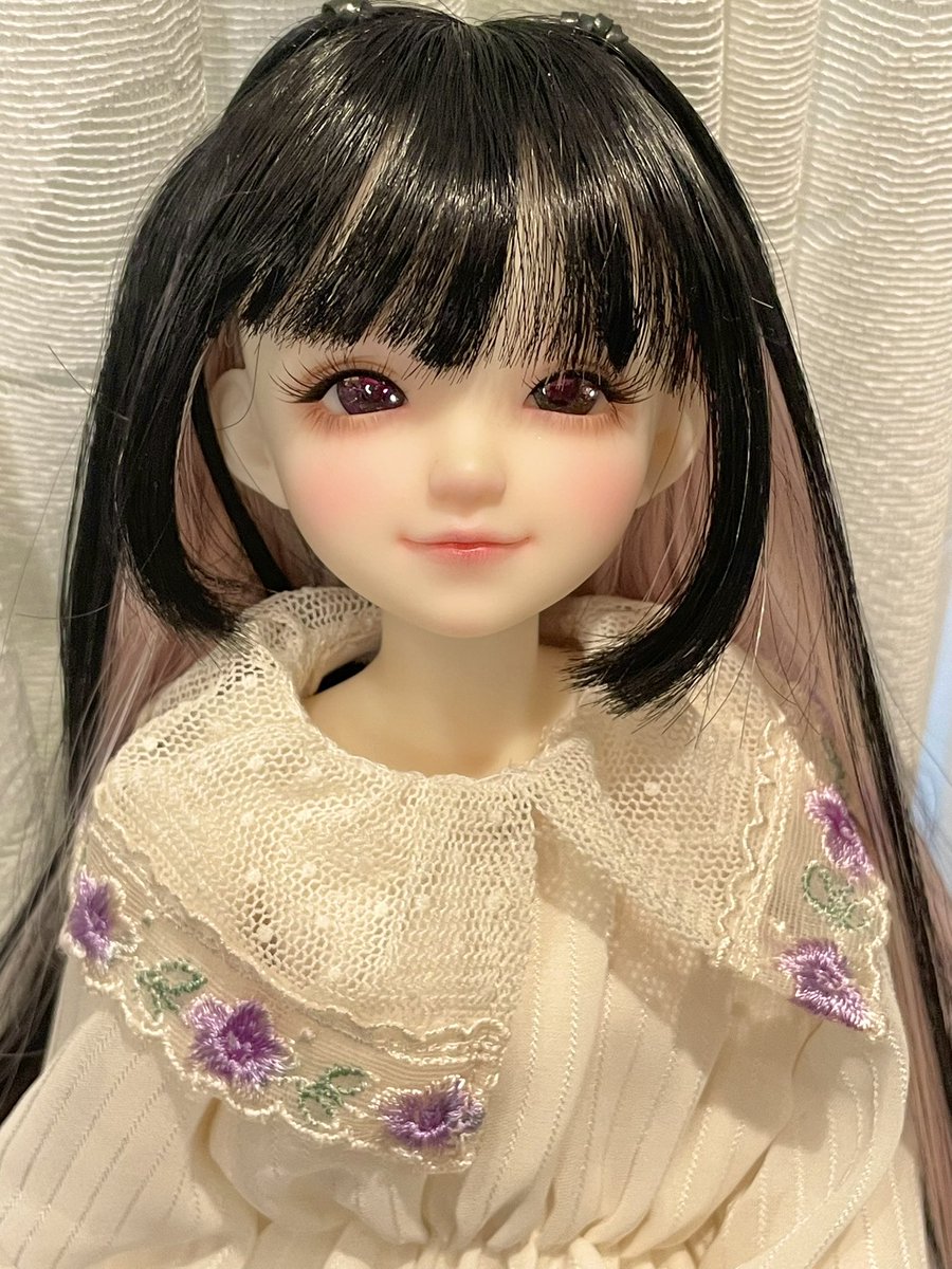 zepeko_doll's tweet photo. 新しいお洋服をお迎えしたので、おニューのアイと合わせてみました！✨

近付くと赤紫のような複雑な煌めきが強調されますが、引きで見ると「黒系」の瞳に見える不思議🥹

一目惚れブラウスも、髪色問わず合わせやすそうだし、何より着替えしやすいのが嬉しい！🥰✨

👀#しろのアイ
👚#andLica https://t.co/UppePVBC6E
