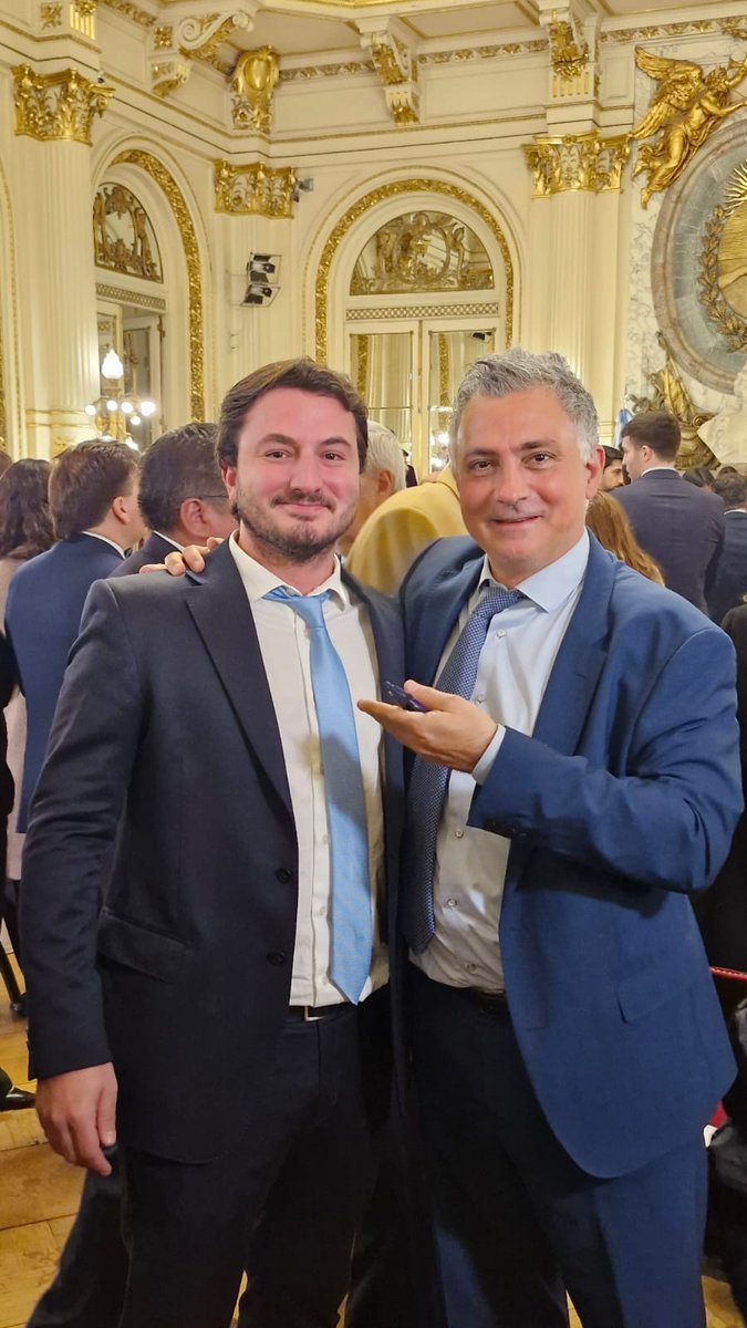 GarbulskyJavier's tweet photo. Jura de Diego Santilli como jefe de Gabinete.

- Dale, Agustín, poné cara de que somos buenos amigos.
- No jodas, Sebastián, bastante que acepto una foto con vos. https://t.co/RLvxvgkdxh