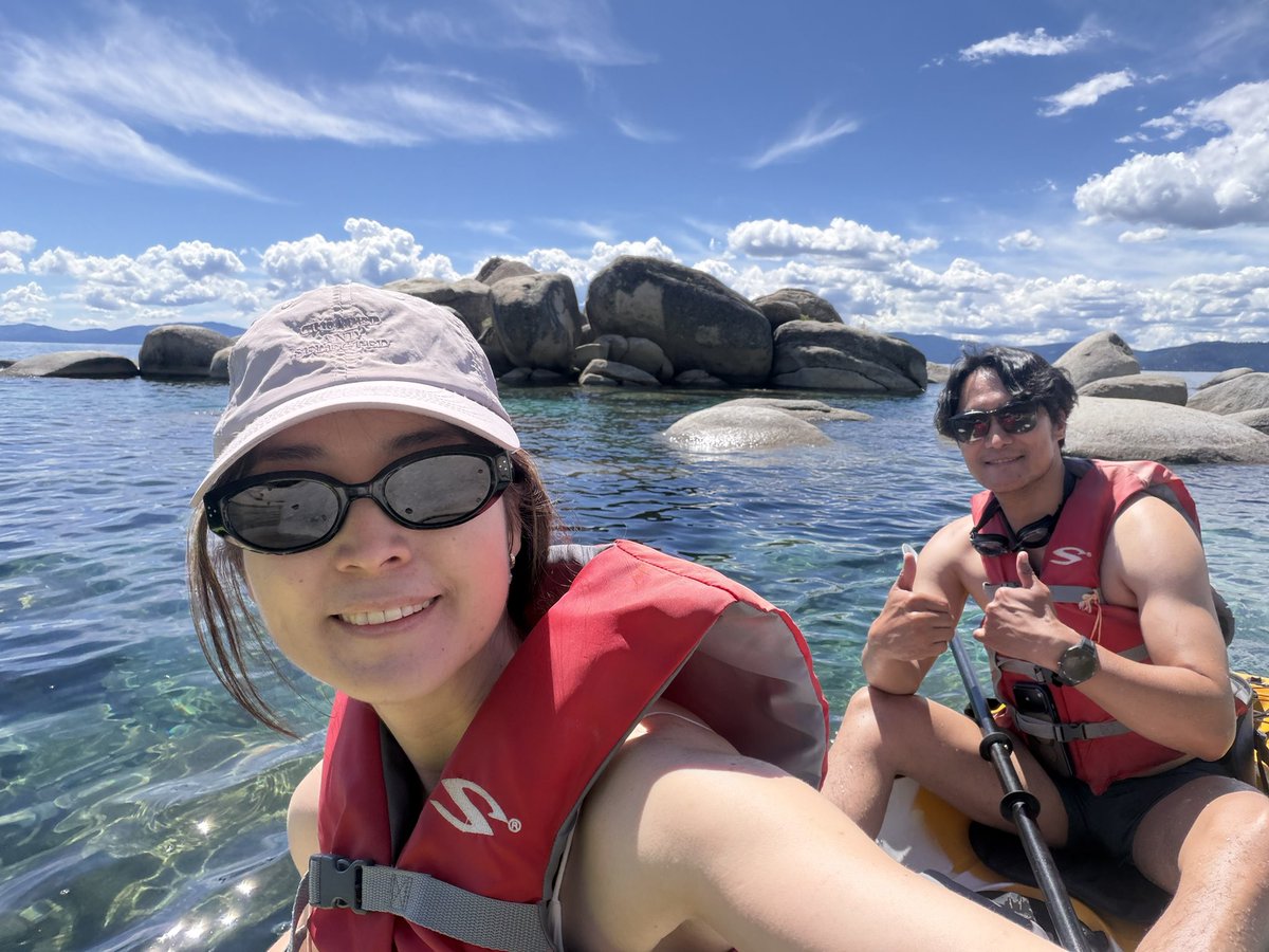 KizunaJpp's tweet photo. 📍 Lake Tahoe, USA 🇺🇸
16 жилийн дараа АНУ-д ирээд зочилсон анхны гайхалтай газар. Тахо нуурын байгаль үнэхээр дуу алдам үзэсгэлэнтэй юм!
Цэнгэг бөгөөд маш тунгалаг нуур юм байна. 30 метр орчим гүн дэх зүйлс ч нэвт харагддаг юм байна шүү. АНУ-ын хамгийн том өндөр уулын нуур бөгөөд гүнээрээ улсдаа 2-т ордог юм байна 500 метр..
Нуурын баруун эрэг нь Калифорни, зүүн эрэг нь Невада мужид харьяалагддаг гэж байна.
Байгаль эхийн бүтээсэн жинхэнэ диваажин юм байна.🌲🏔️