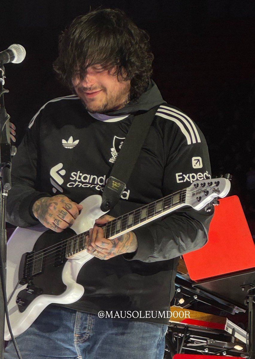 s0mn0lentt's tweet photo. frank iero no te cortes jamás la barba ni el pelo por favor te lo pido, amén 🛐🖤 https://t.co/IMajkHbL9t