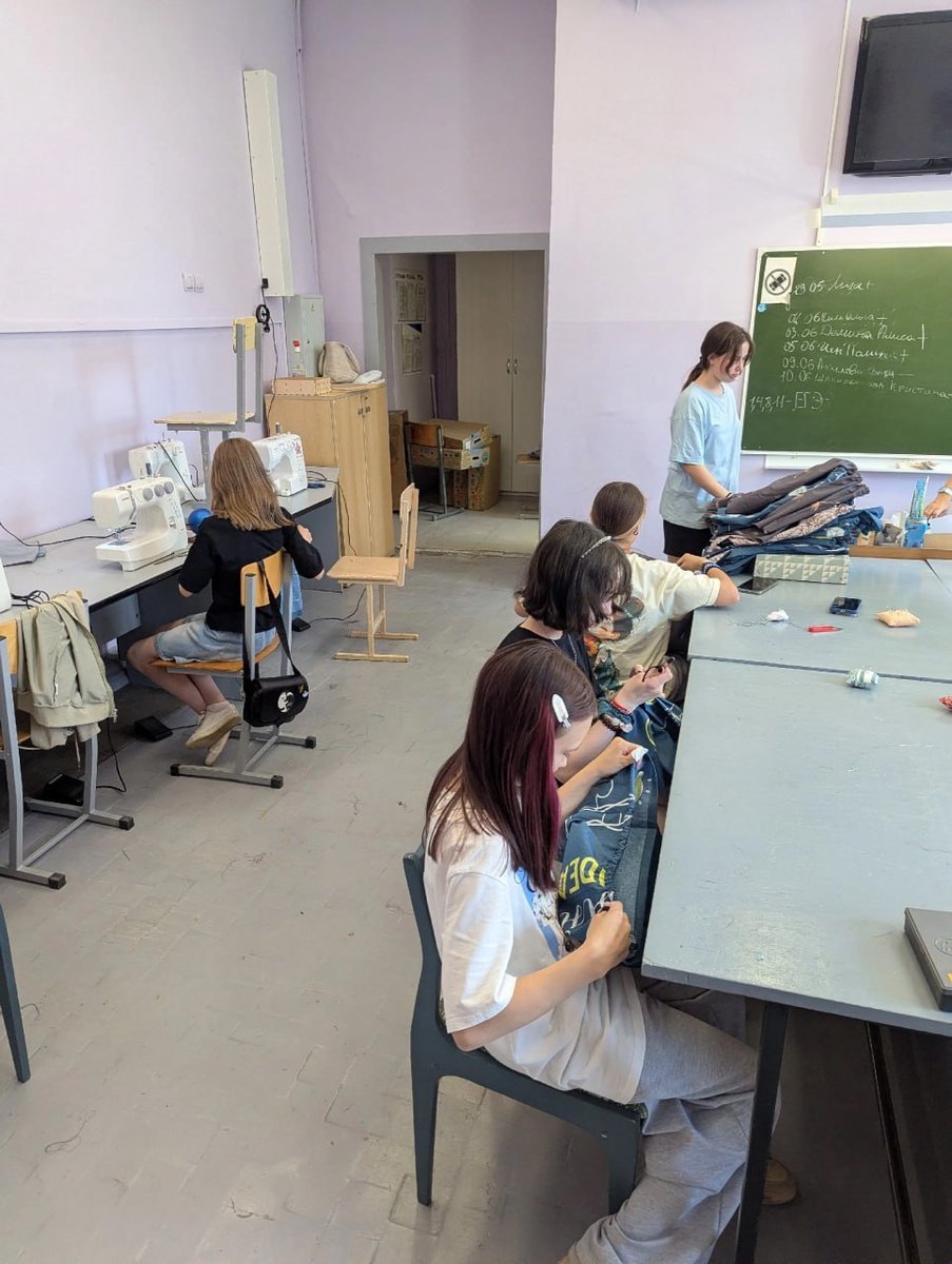svtv_news's tweet photo. Учениц 5-6 классов привлекли к бесплатному пошиву трусов для участников войны на Украине

О создании отряда «Иголочка» рассказали представители школы № 62 города Ижевска. Девочки две недели занимались пошивом трусов, которые направятся в полк из Удмуртии.

Вместо оплаты школьницы получили два благодарственных письма: от медицинской службы Удмуртского полка и движения «Помощь фронту Ижевск».