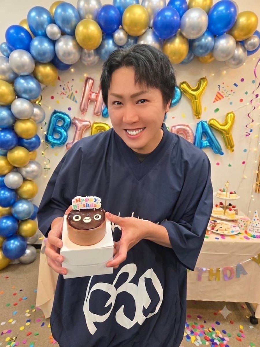 love_fujichaku's tweet photo. 昨日は、出演者の松永一哉さんのお誕生日でした🎂

お稽古場でお祝いしましたが、背景はAIでお誕生日会っぽく加工✨（AIってすごいですね）

いよいよお稽古もラストスパート！
がんばります～🪂

#松永一哉 #happykazuyaday 
#三山凌輝  #花乃まりあ  #KAZUTA #nSSign  #中村麗乃  #上田堪大
#愛の不時着 #ミュージカル #사랑의불시착