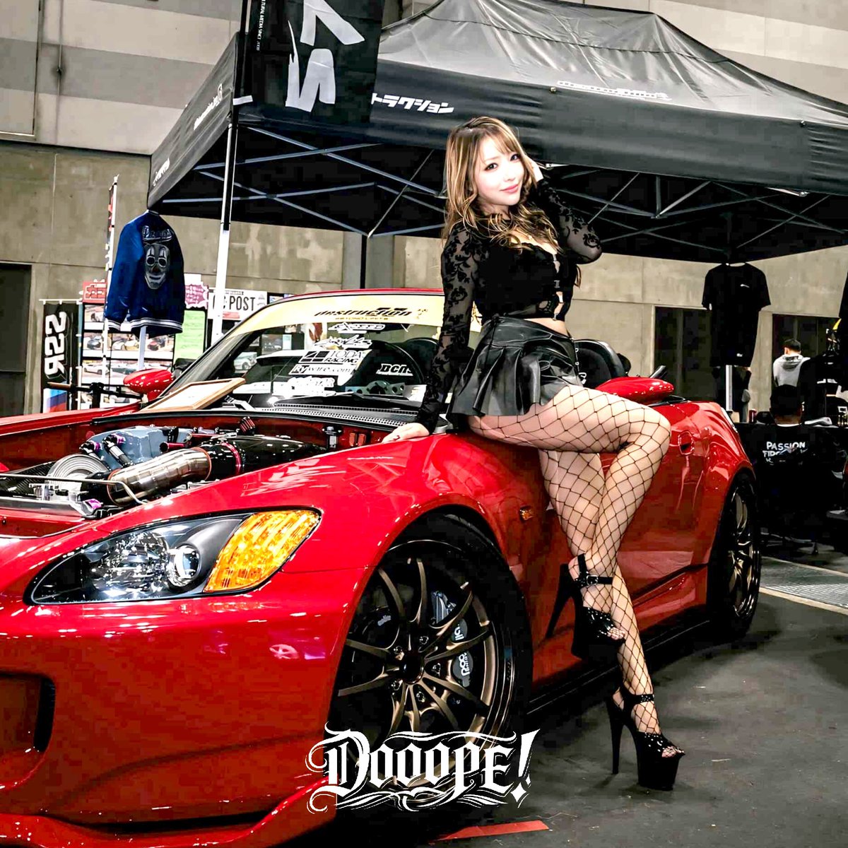 Dooope_japan's tweet photo. 各種カーショーでもおなじみ「やよい」

妖艶さの中に垣間見えるノリの良さとポップさのある笑顔で会場を盛り上げてくます

ローンチイメージにふさわしい彼女が、今回「DOOOPE!2026」イメージガールとして会場で皆さまをお待ちしております

エントリー審査受付は https://t.co/WVs7wazcHs まで！ https://t.co/Dm6zlHDD7O