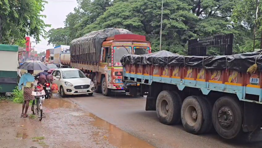 otvkhabar's tweet photo. #ପାଠ୍ୟପୁସ୍ତକରେ_ତ୍ରୁଟି:#ନ��ରଙ୍ଗପୁର_ବନ୍ଦ
-ପାଠ୍ୟପୁସ୍ତକରେ ତ୍ରୁଟିକୁ ବିରୋଧ କରି ନବରଙ୍ଗପୁର ବନ୍ଦ ପାଳନ
-ଜିଲ୍ଲା କଂଗ୍ରେସ ପକ୍ଷରୁ ୧୨ ଘଣ୍ଟିଆ ନବରଙ୍ଗପୁର ବନ୍ଦ ପାଳନ
-ନବରଙ୍ଗପୁର ସହରର ମାଝୀ��ୁଡ଼ା ଓ ଚାଉଁରିଆଗୁଡ଼ା ଛକରେ ରାସ୍ତାରୋକ
#NabarangpurBandh #TextbookErrorProtest #CongressBandh #OTV https://t.co/KtO8qzydFI