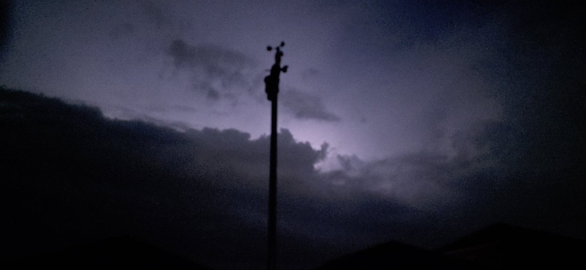 eliteuser26's tweet photo. First time to catch lightning at night. Tried many times before but to no avail. @DrHawken @LakebreezePWS @SteveCoville https://t.co/14weAIADQK