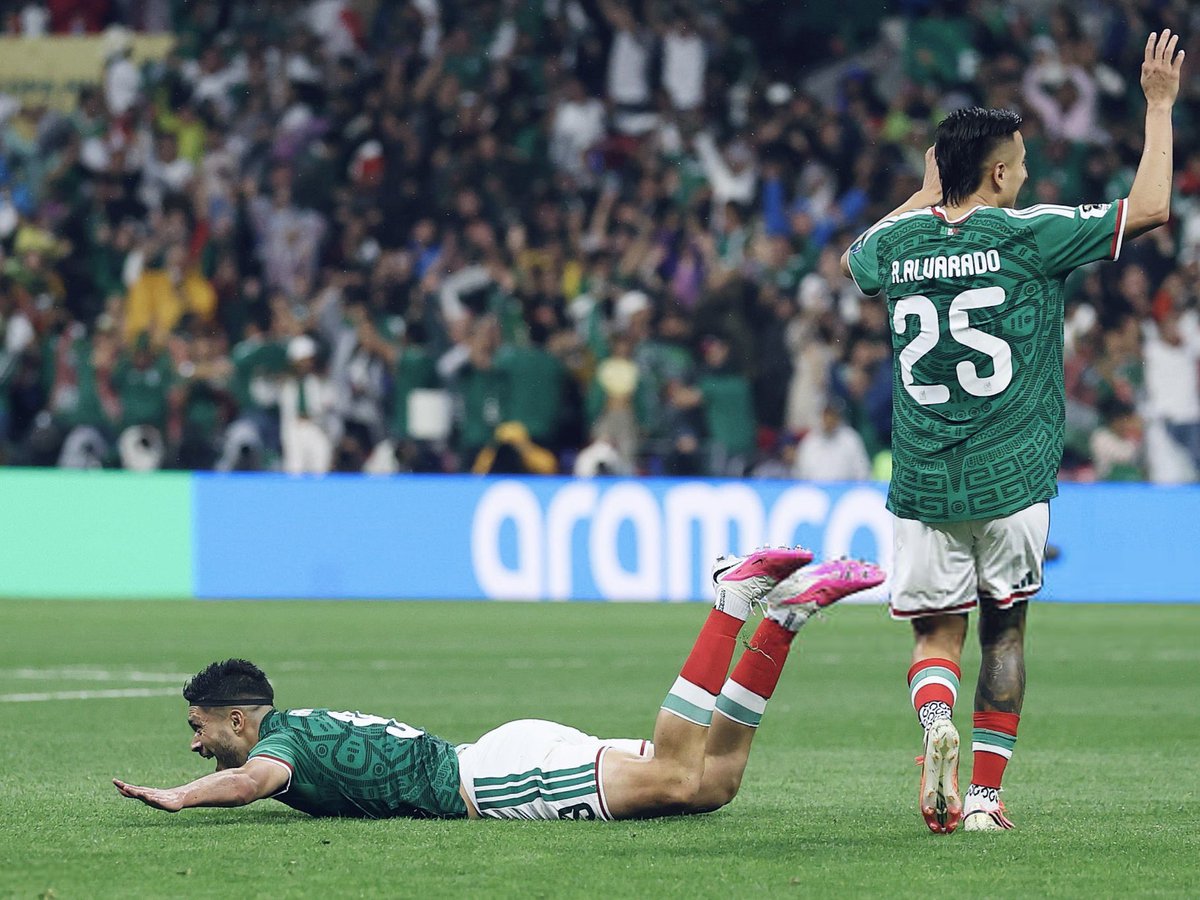 ProFoot_HQ's tweet photo. Jiménez scores again at this World Cup at the age of 35. 🔥🇲🇽 https://t.co/MVmDVFD8b4