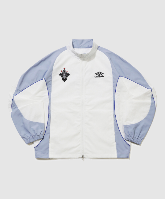 dollminsoo's tweet photo. 🩵 260625 아이딧 공식 유튜브 날딧 EP.22 김민재 바람막이 정보 📷
◾ Brand : 엄브로 (UMBRO)
◾ Item : HBL 네오 브릿 컬러블럭 스탠넥 바람막이 자켓 / IVORY

#아이딧 #IDID #아이딧패션 #아이딧김민재 #김민재 #엄브로 #UMBRO https://t.co/waMzg8c7e4