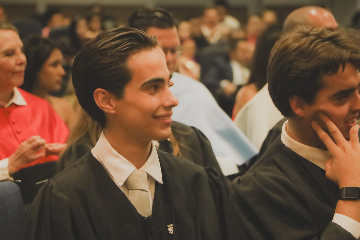 UPGdl's tweet photo. Detrás de cada alumno Comunicación UP, hay una historia de éxito que culminó en su graduación. https://t.co/cl70HFsKfx
