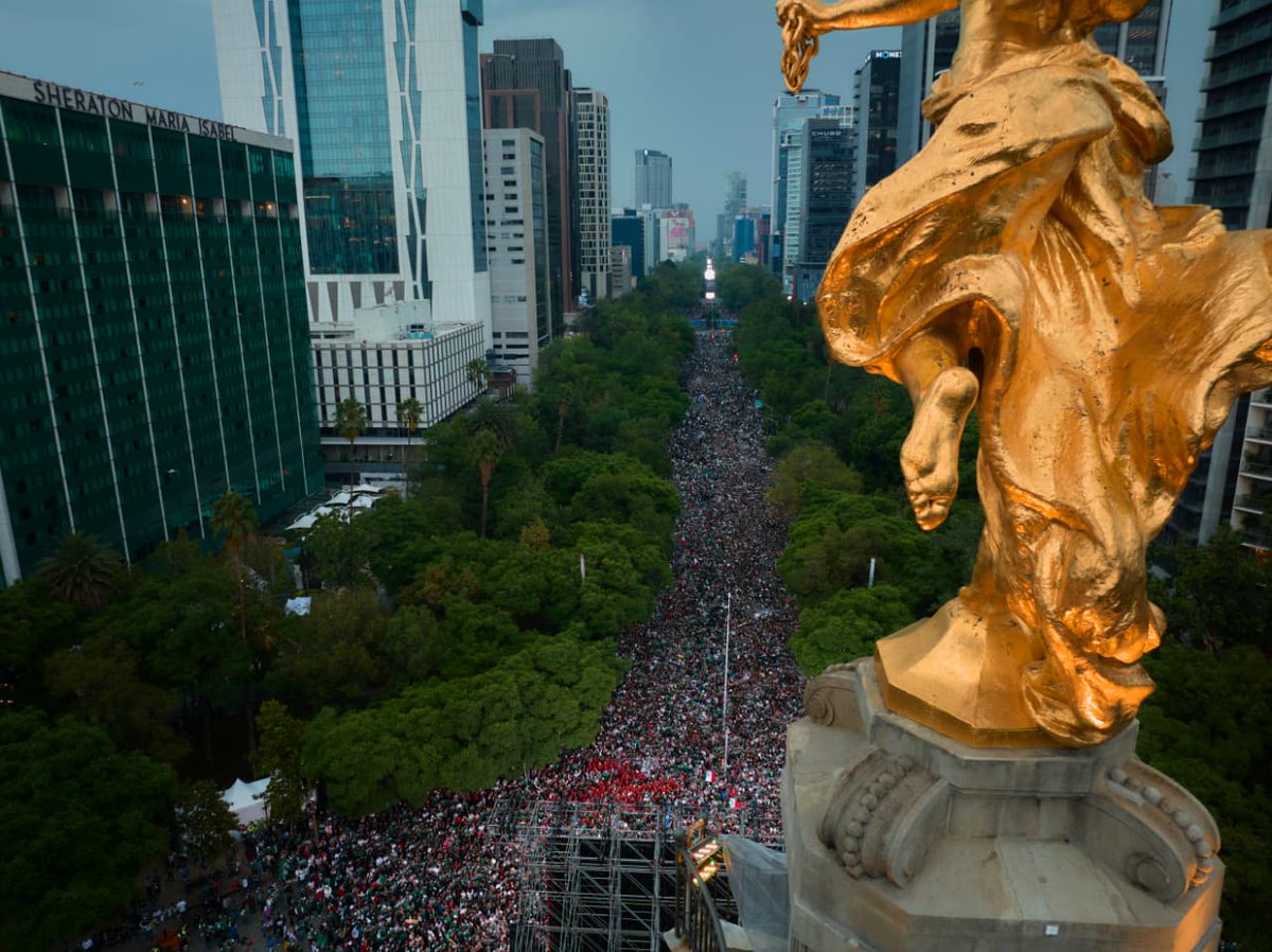 Milenio's tweet photo. 😱⚽ ¡LLENO EN EL ÁNGEL! 🇲🇽

A poco más de una hora del México vs. Ecuador de dieciseisavos de final, así luce el icónico monumento de Paseo de la Reforma.

📸 Gobierno de CdMx https://t.co/BjL7KKu0g6