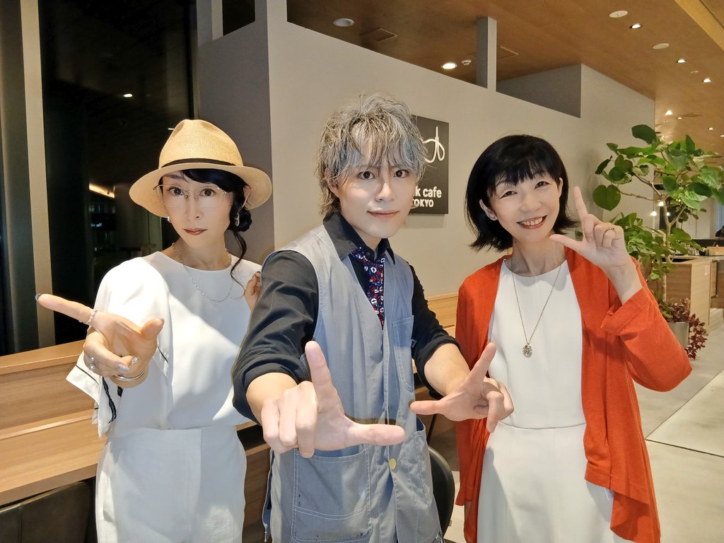 Takamichi_Nariu's tweet photo. 『リカバリー・カバヒコ』文庫刊行記念トークイベント、無事に終了しました！！！

名作『夏雪ランデブー』六花役の大原さやかさん…いえ、さあやにお会いすることができて胸がいっぱいに。
本屋大賞2024の2次会でお会いした青山美智子さんと、カバヒコイベントという素敵な形態でご一緒できてもう感激。

最高のイベントでした！
マジで一生忘れないよ！

ご来場くださった皆さま、配信をご覧くださった皆さま、光文社の皆さま、ご協力くださったスタッフの皆さま、
ありがとうございました！！！

(写真、なんか真ん中にされた笑)