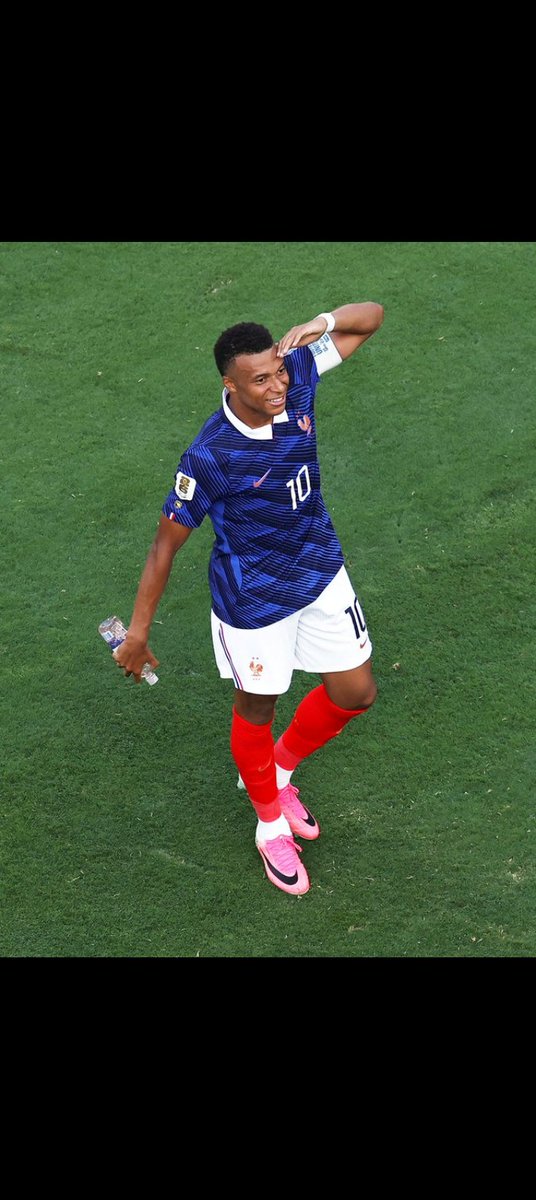 LePdark's tweet photo. Lors du match France–Suède, les Bleus ont dominé grâce à une performance éclatante de Kylian Mbappé. Auteur de buts décisifs et d’accélérations fulgurantes, il a désorganisé la défense suédoise. La France s’impose logiquement son statut de favorite dans la compétition. https://t.co/dwKDmsmbxc