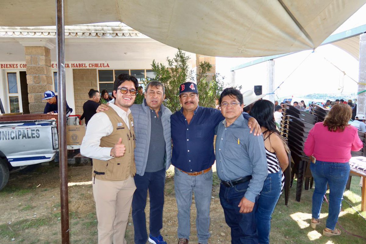 ExpressoPoblano's tweet photo. 🌳🤝 Jorge Zúñiga participó en el Convivio Anual de Comuneros de Santa Isabel Cholula y en una jornada de reforestación, donde reconoció la labor de quienes trabajan por la conservación del patrimonio natural y el desarrollo de sus comunidades. 🌱

#Puebla #SantaIsabelCholula https://t.co/rJLR0DfpH0