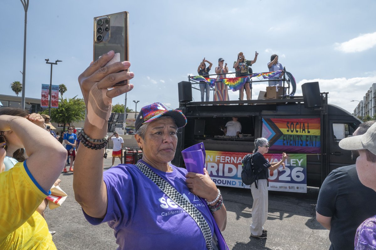 LindseyPHorvath's tweet photo. San Fernando Valley Pride -- the best way to finish Pride Month!💚 💛 💜 🧡 💙 ❤️ https://t.co/NhaE8esW4l