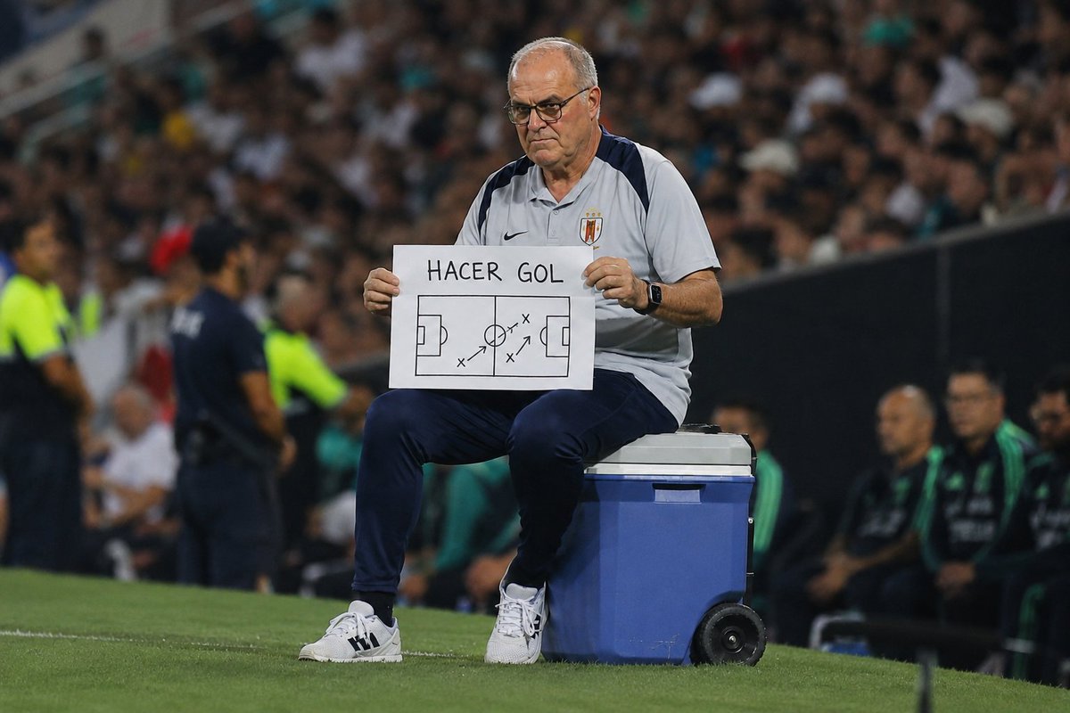 gperez1510's tweet photo. Se filtran imágenes de Bielsa explicándole a Darwin y Valverde como jugar antes del partido !! https://t.co/U1QxMg5J7A