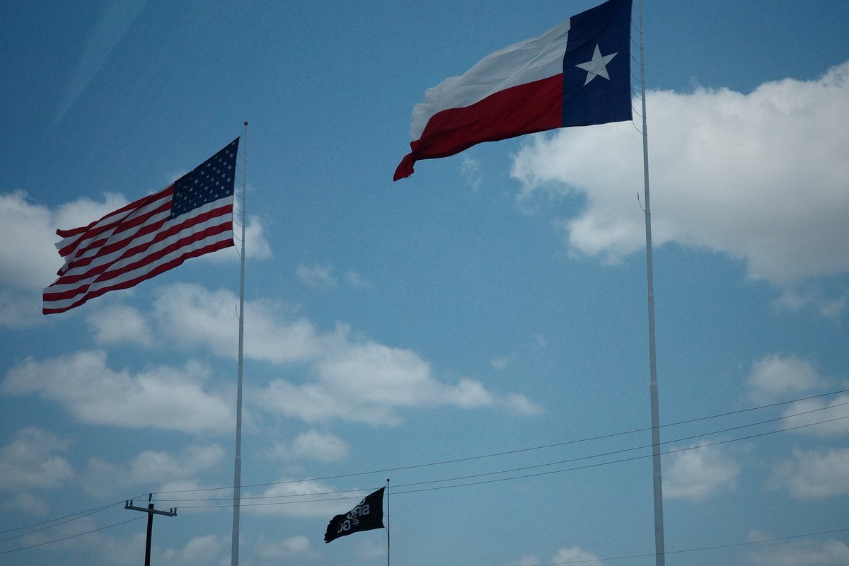Nicospeed3's tweet photo. Driving back home scenery San Antonio, Texas 🇺🇸 https://t.co/KlKp2v5wWS