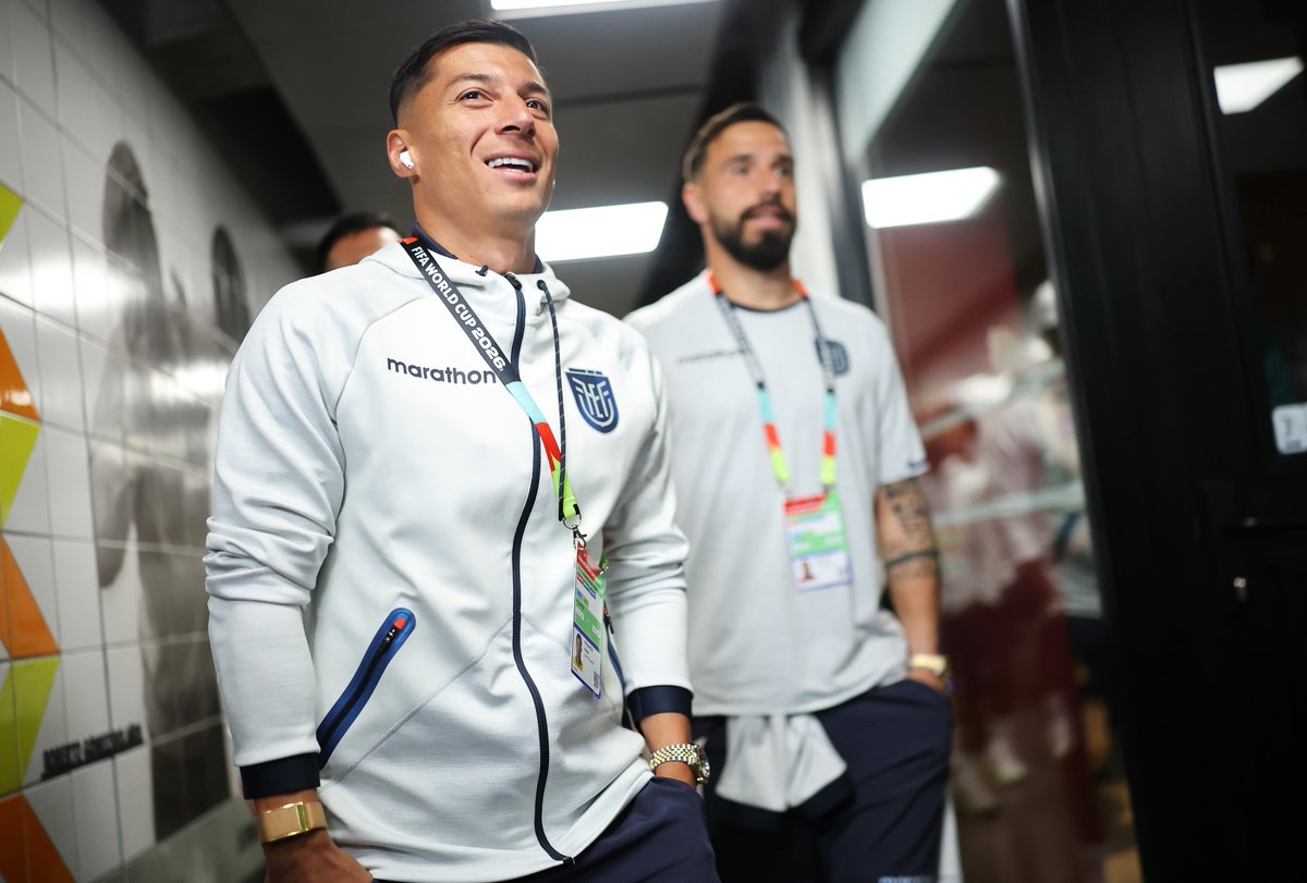 CONMEBOL's tweet photo. La llegada de @LaTri al estadio Ciudad de México 🇪🇨💪

#CopaMundialFIFA https://t.co/nrhscrDkLU