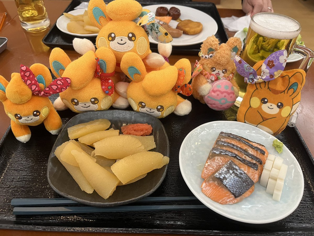 ochima_chan's tweet photo. 毎回温泉行くとルフィや孫悟空の勢いで食べちゃう。それも夫婦で…。
写真の量を大量におかわりしちゃう。
1人で焼き鮭15切れ食べたり…。
食べ終わった後の残骸が、海賊やサイヤ人が去った後みたいになってる…。山盛りカニの殻5皿ほどがテーブルに…。
初めてカニ食べた人みたいに思われてそう…笑 https://t.co/G5fbQOGTHP