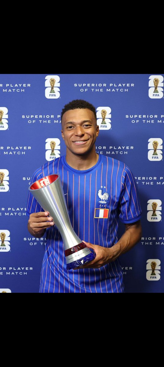LePdark's tweet photo. Kylian Mbappé   l’homme    du    match   après   une   performance    exceptionnelle   dominant    le    terrain    marquant    des    buts    décisifs    offrant    la    victoire    à    son   équipe   et captivant    tous    les   supporters    enthousiastes    publics    😄⚽ https://t.co/BEtK9rbwUi
