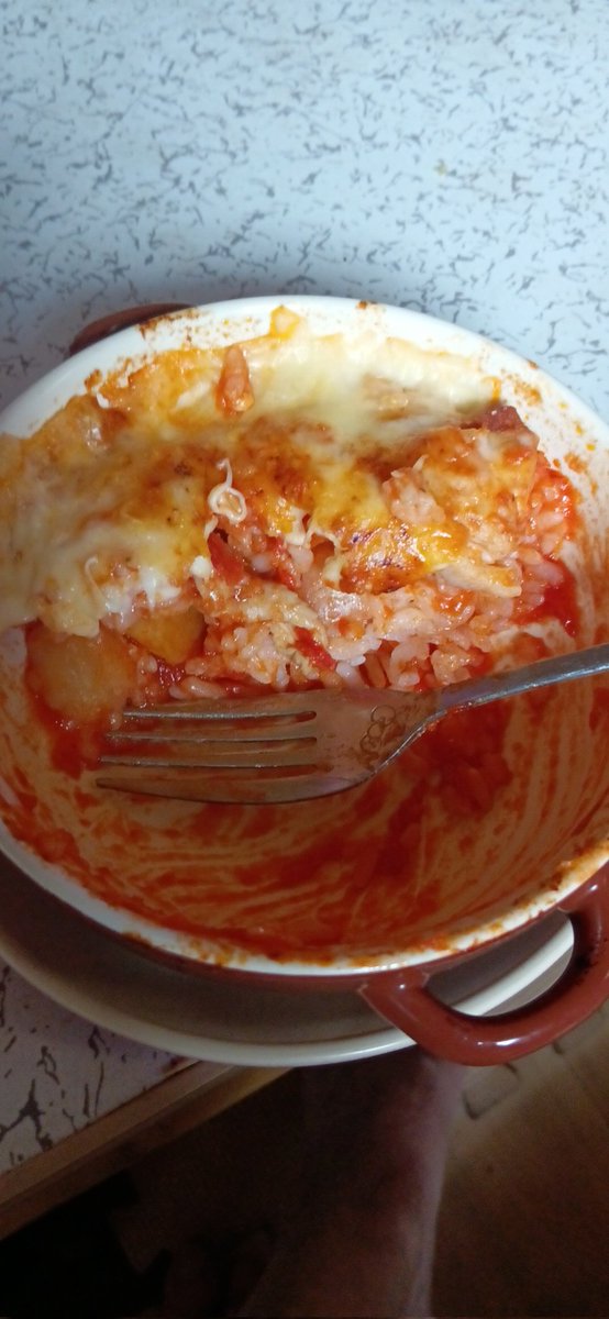 202012ak's tweet photo. おはよぉ(⋆ᴗ͈ˬᴗ͈)”
パパ見送り後に、トマト煮込み余ってたの少しだったから🍚混ぜてチーズ乗っけてドリアに‼️
ｳﾏ(('ڡ'))ψｳﾏ https://t.co/cbsKAZl5tL