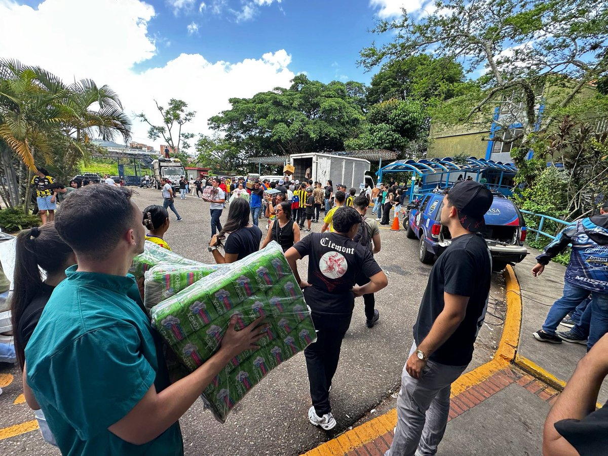 FreddyBernal's tweet photo. El amor y la solidaridad de los estudiantes de la ULA y de los voluntarios que hacen vida allí enaltece la idiosincrasia del tachirense, sigan adelante muchachos. https://t.co/B4MBZMzRBA