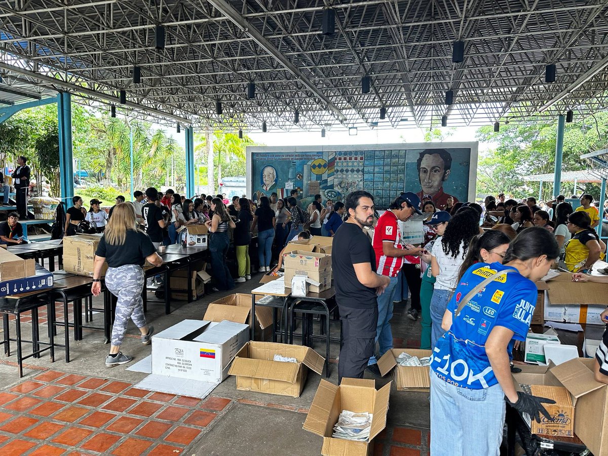 FreddyBernal's tweet photo. El amor y la solidaridad de los estudiantes de la ULA y de los voluntarios que hacen vida allí enaltece la idiosincrasia del tachirense, sigan adelante muchachos. https://t.co/B4MBZMzRBA