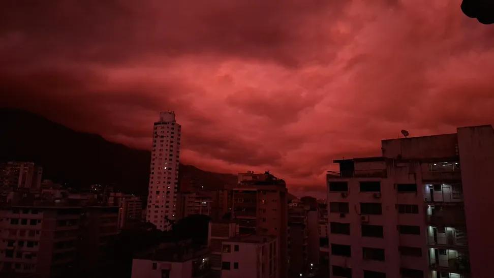 eldiario's tweet photo. #30Jun | Usuarios de las redes sociales compartieron imágenes de un atardecer rojizo en Caracas. En otras fotografías también se observan tonos morados. https://t.co/9aWrfMeuQm